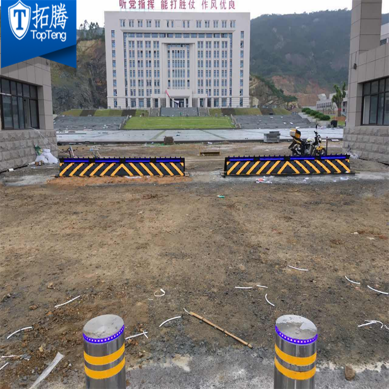 西部戰(zhàn)區(qū)某部隊翻板路障機(jī)